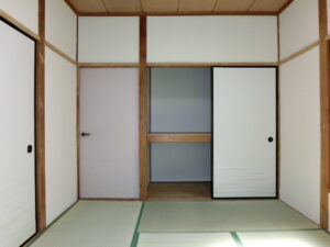 押入
